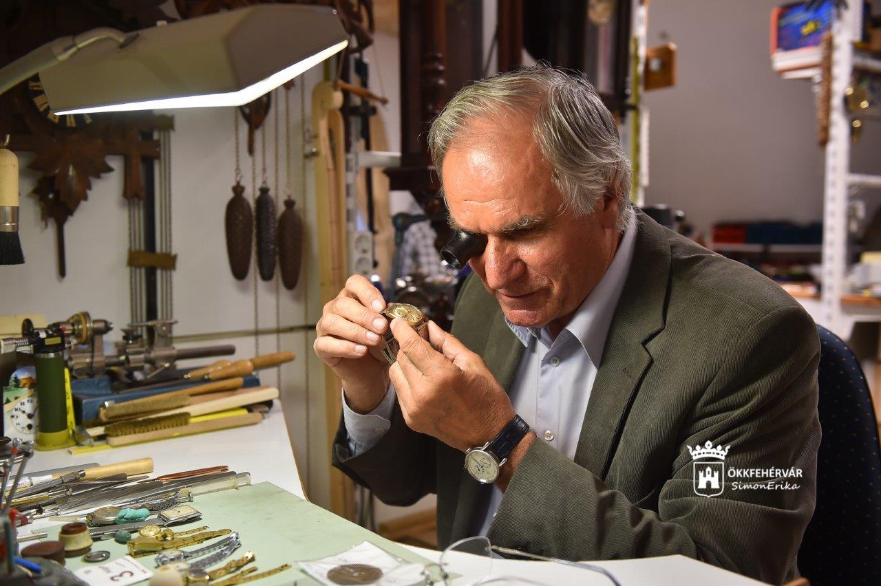 Aki újraélesztette a toronyórákat - ma lenne 70 éves Kovács Jenő órásmester