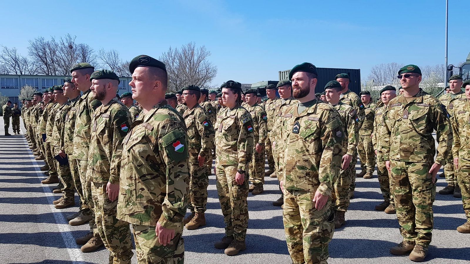 Hazatértek családjukhoz a katonák - EUFOR visszafogadó ünnepség a laktanyában