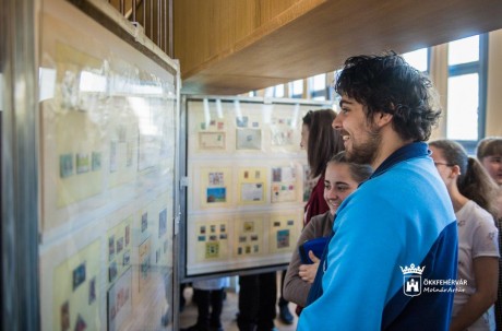 Bélyegbemutató a Ciszterci Gimnáziumban - különleges személyes bélyegek is láthatók