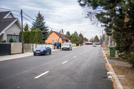 Megújult a Zombori út - felújították a víziközműveket és a járdákat is