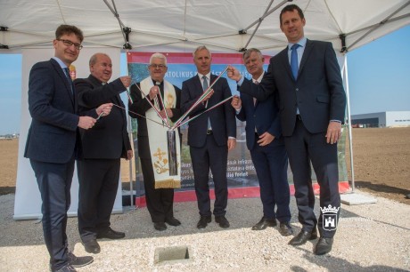 Az Alba Ipari Zónában tették le a Katolikus Karitász fehérvári logisztikai központjának alapkövét