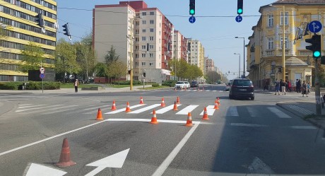 Több mint tízezer négyzetméternyi útburkolati jelet festenek újra