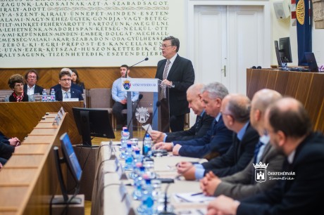 Konferencián elemezték a Városházán a kommün országos és helyi vonatkozásait