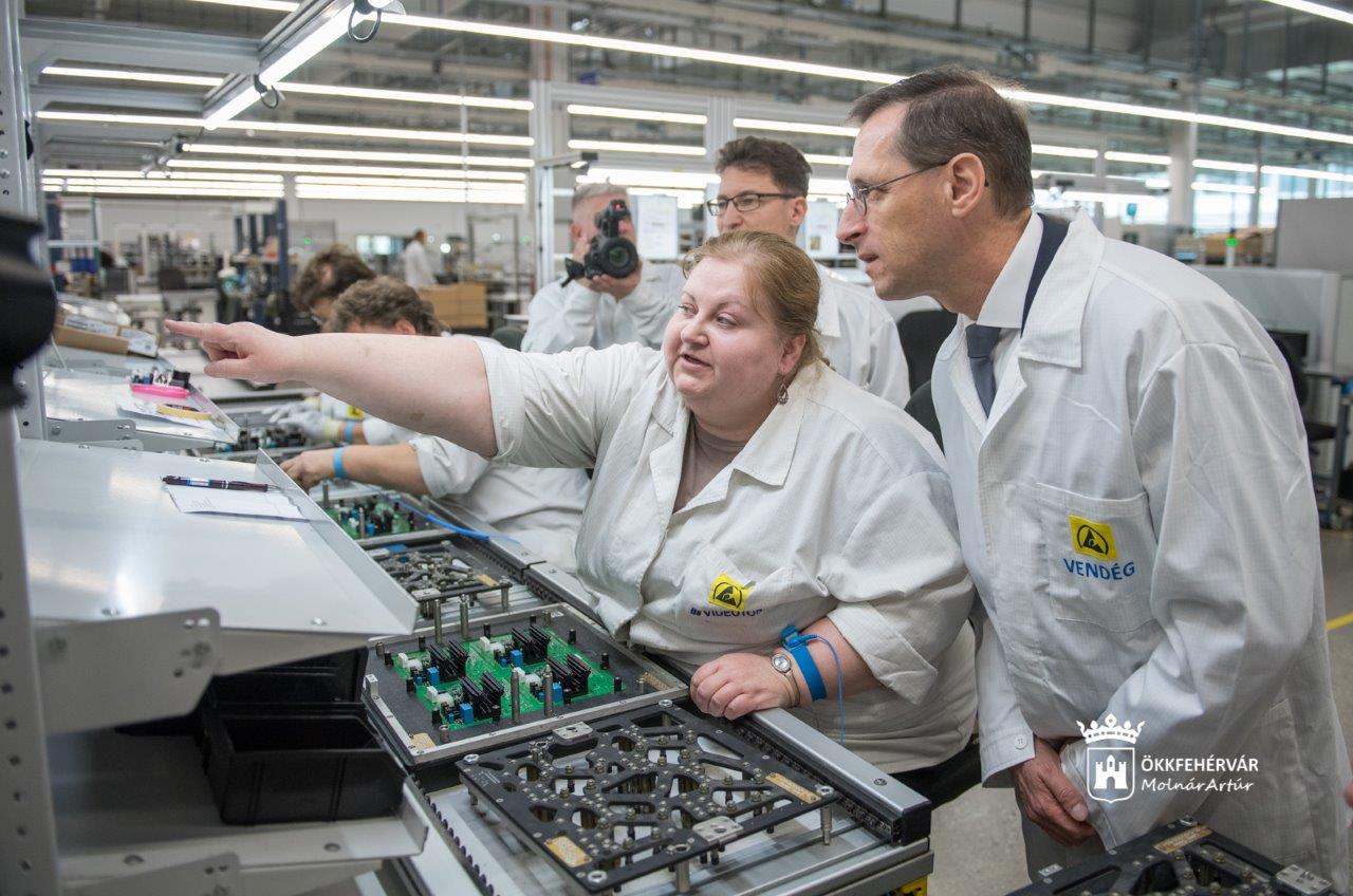Átadták a Videoton EAS új, 8.25 milliárdért épített gyártócsarnokát