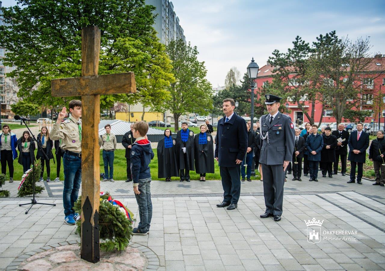 Lengyelország nemzeti tragédiájának áldozataira emlékeztek a Katyñ-keresztnél