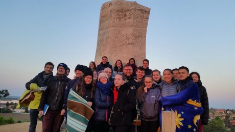 Via lucis - öreghegyi fiatalok a fény útján húsvétvasárnap hajnalán