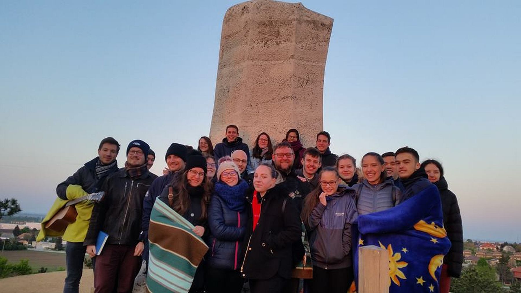 Via lucis - öreghegyi fiatalok a fény útján húsvétvasárnap hajnalán