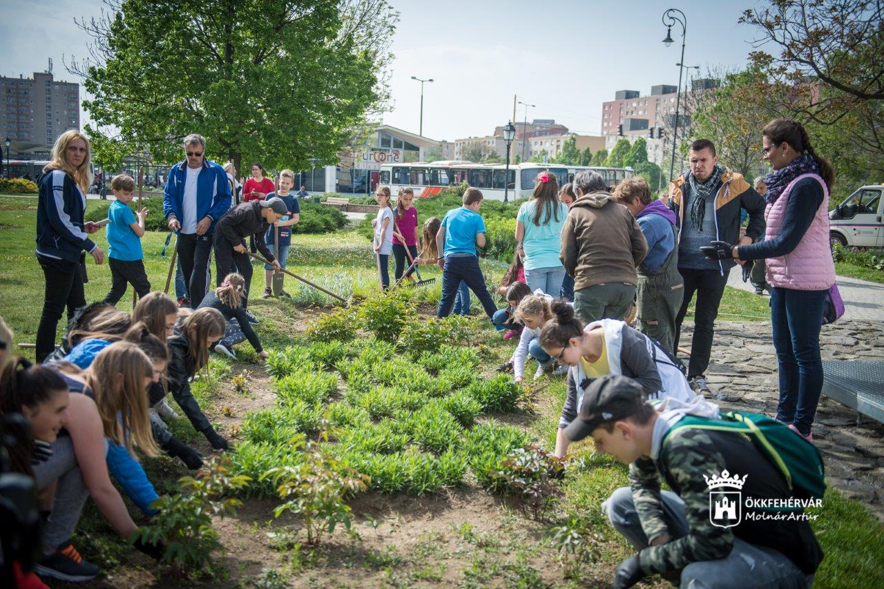 Ismét közösen szépítették a gyerekek az Esélyek kertjét