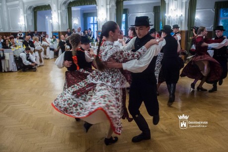 Külhoni magyar gyerekeket és fehérvári fiatalokat támogatott a Székely Bál