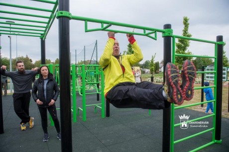 Személyi edzők mutatják be a szabadtéri fitneszeszközök helyes használatát