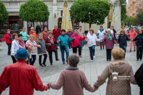 Szenior örömtánc a szökőkút mellett a Magyar Király előtt