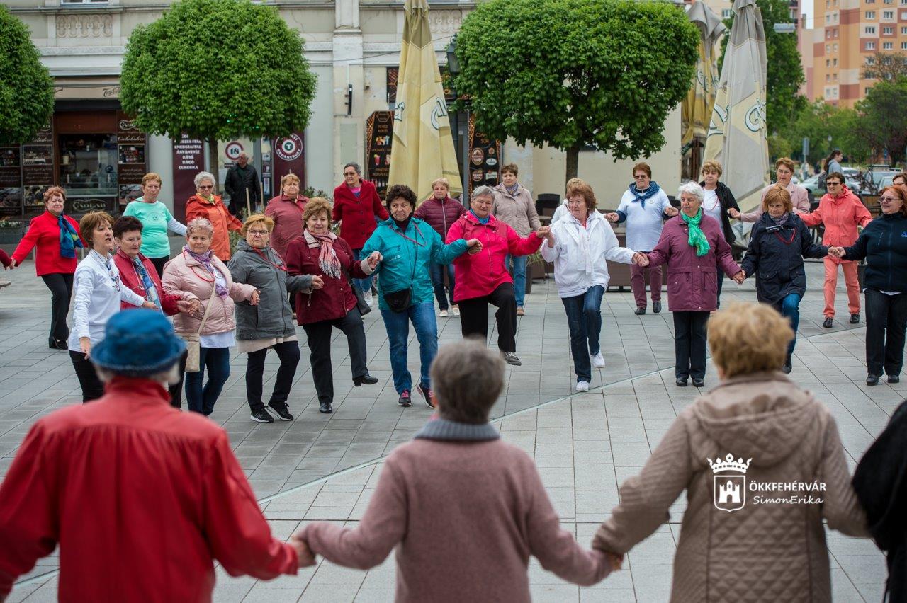 Szenior örömtánc a szökőkút mellett a Magyar Király előtt