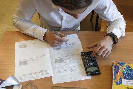 Matematika írásbelikkel folytatódnak az érettségi vizsgák