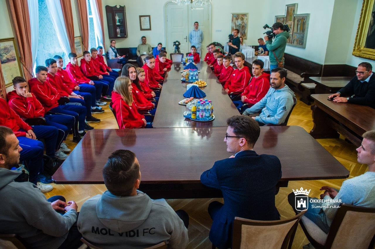 A Vidi Mentorprogram fiataljai, edzői és mentorai látogattak a Városházára