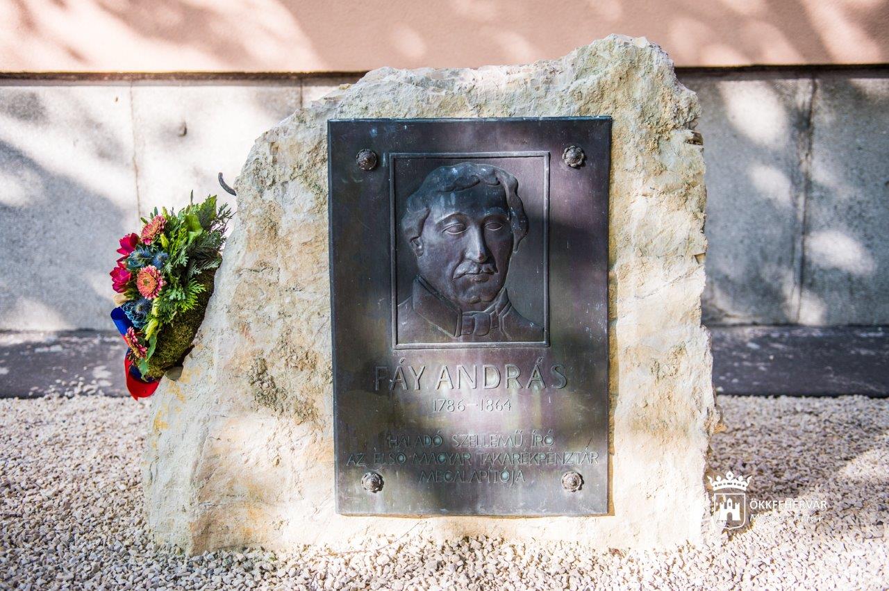 A nemzet mindenese - visszahelyezték Fáy András emléktábláját