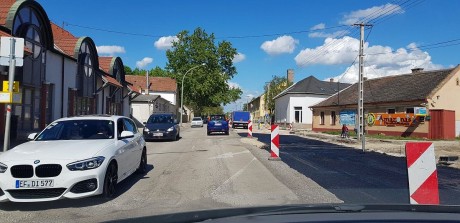 A héten elkezdődik a Berényi úton a temető felőli két sáv bontása