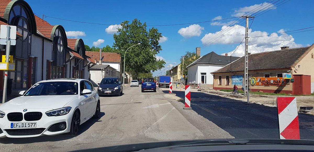 A héten elkezdődik a Berényi úton a temető felőli két sáv bontása