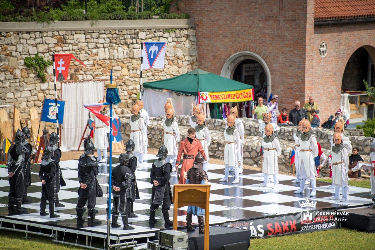 Élő történelmi sakkal ünnepelte Fehérvár az Emlékhelyek Napját