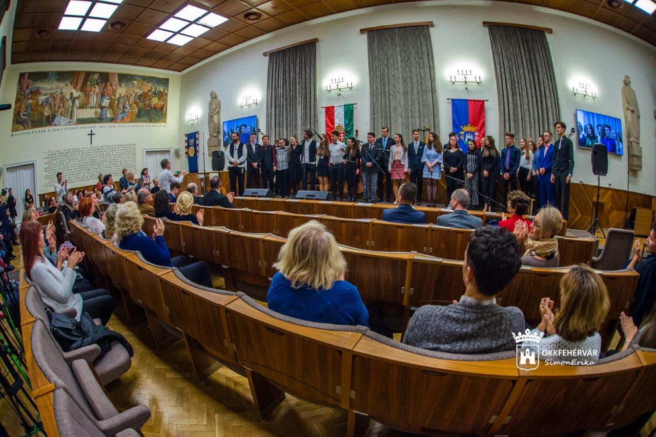 Gálaműsorral ünnepelték a Fehérvári Versünnep első tíz évadát a Városházán