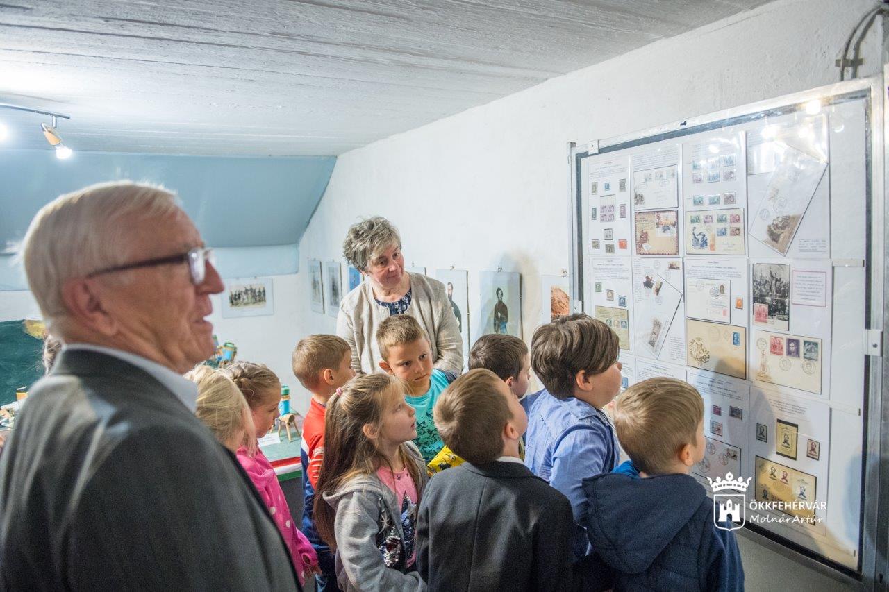 A Honvédelem Napja alkalmából kiállított bélyegeket láthatnak a vasváris diákok