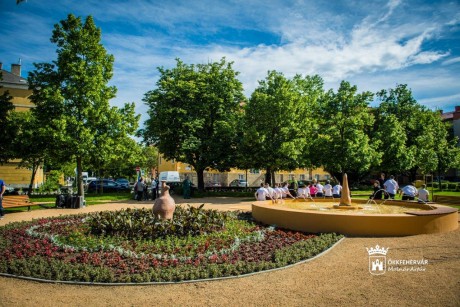 A ma parkja a holnap ligete - elkészült a III. Béla király téren a parkfelújítás