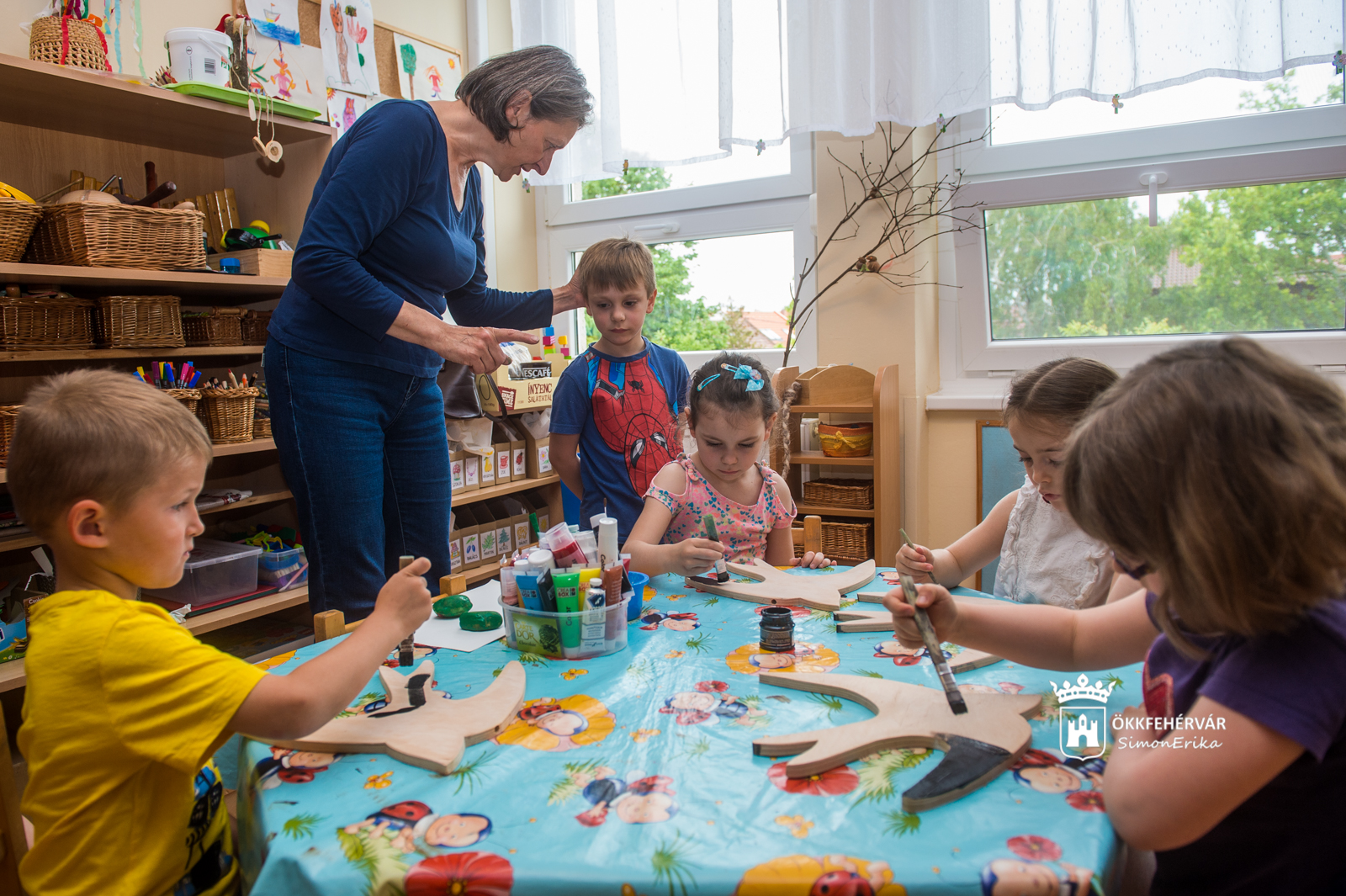 Készülnek a fecskék a Mesés kiskertek programra