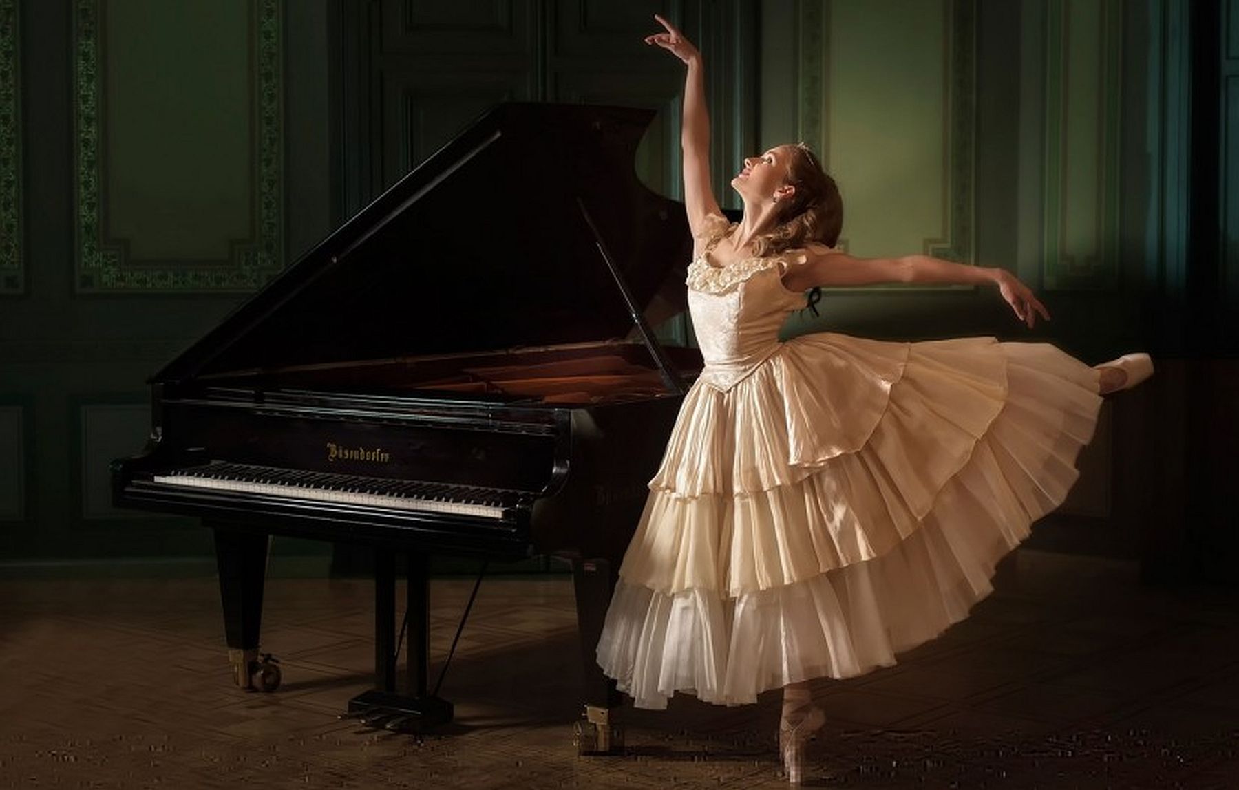 Miniska Mónika, zongoraművész ad koncertet a Köfém Művelődési Házban