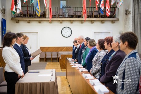 Isten engem úgy segéljen! - letették esküjüket a bírósági ülnökök