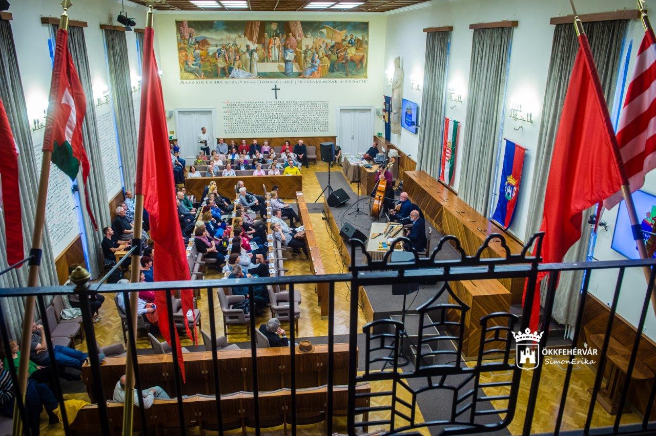 Kaláka koncerttel és Lackfi esttel nyílt meg a Fehérvári Ünnepi Könyvnapok