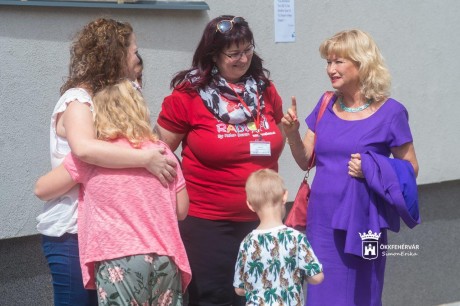 Fehérváron járt az alapító - hátrányos helyzetű gyermekeknek segít Helen Doron