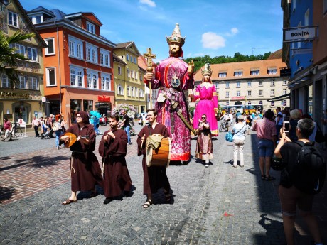 Székesfehérvár Nap Schwäbisch Gmündben óriásbábokkal és lecsóval