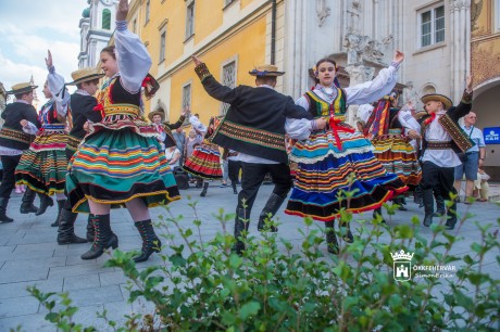 Virágos színkavalkád és gyermektánc köszöntötték Fehérváron a pünkösdöt