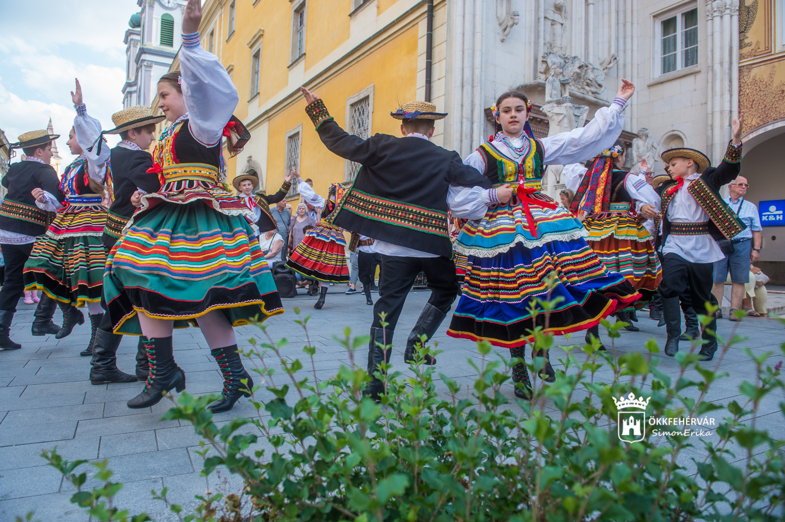 Virágos színkavalkád és gyermektánc köszöntötték Fehérváron a pünkösdöt