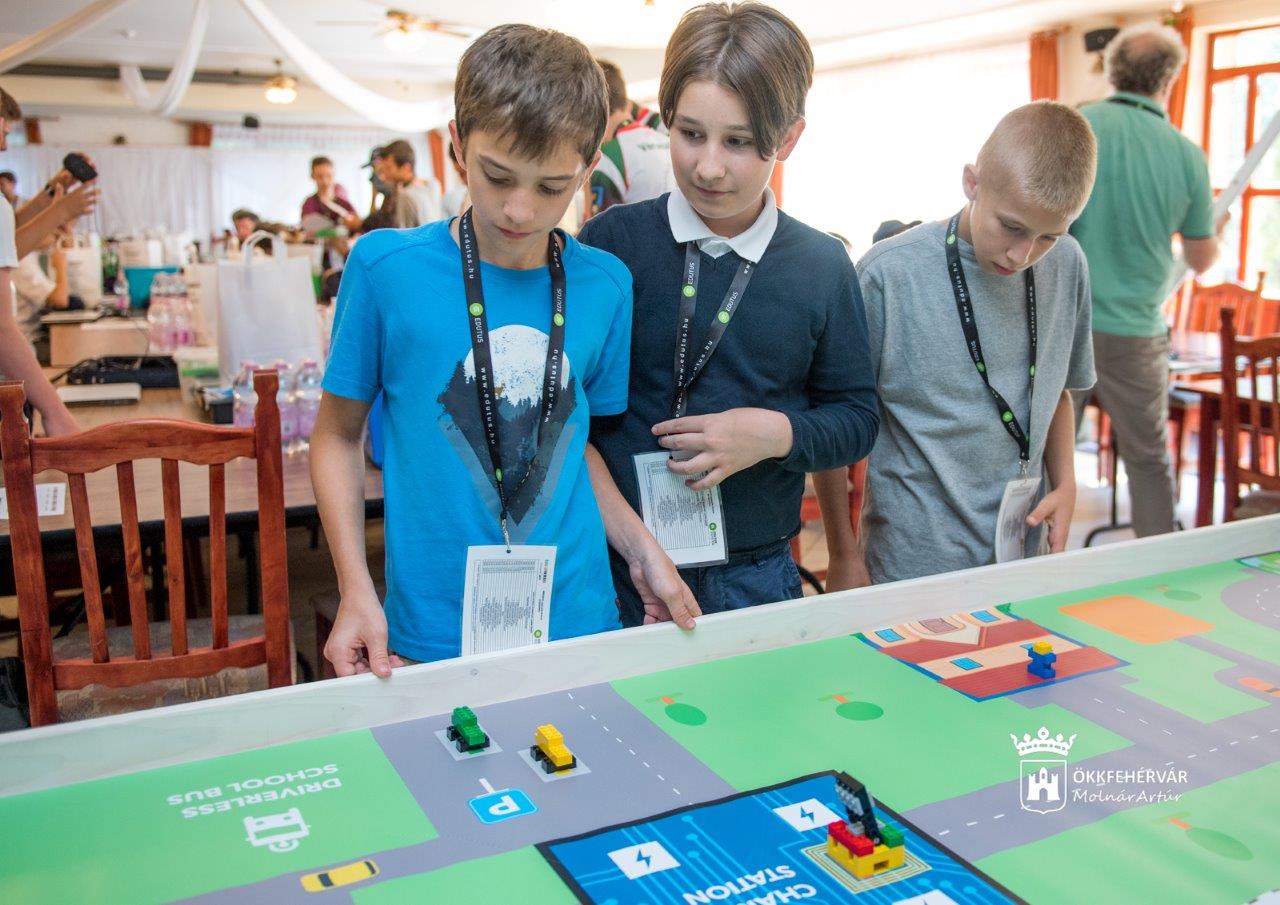 Harmincegy csapat versenyzett a LEGO robotépítési és programozási versenyen