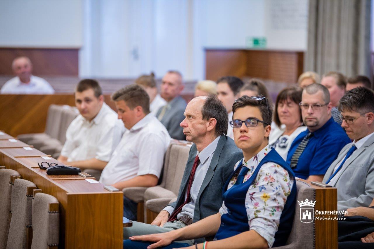 Tanulmányi versenyeken sikeres fehérvári diákokat köszöntöttek