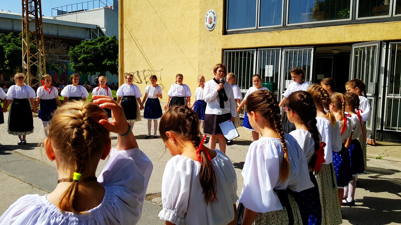 Kitáncolták a májusfát a Vasvári Általános Iskola kisdiákjai