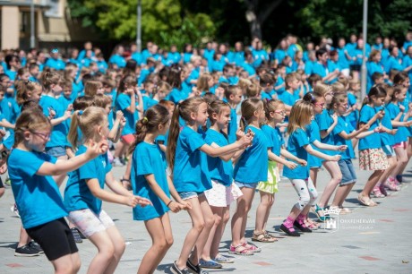 Kígyótortával és táncos flashmobbal zárta az évet a Németh László Általános Iskola