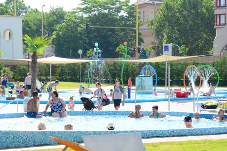 Élménymedencével, vizes játszótérrel és csúszdákkal vár a Városi Strand