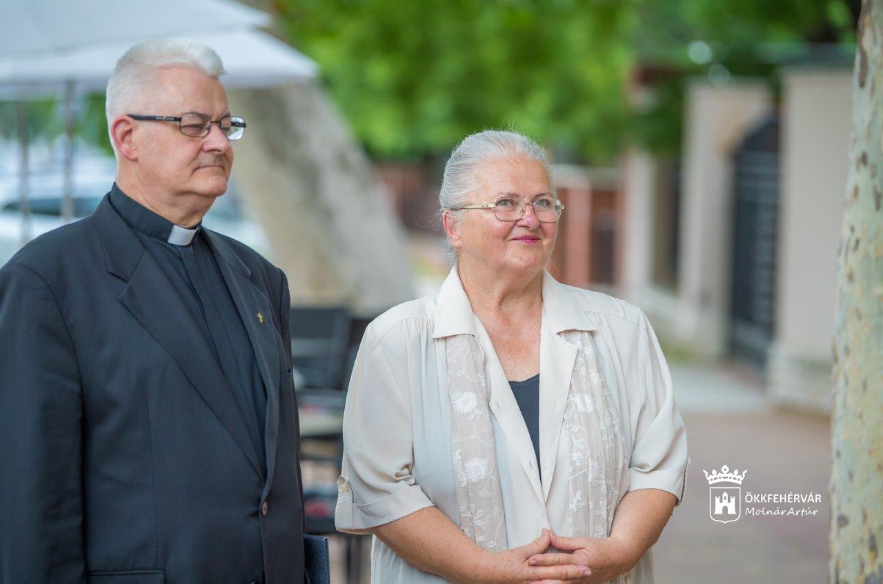 Emléktábla őrzi a díjazott tervező nevét a Szent Gellért Hotel bejáratánál