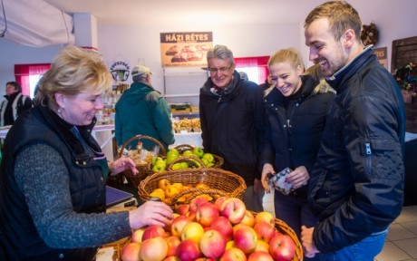 Kóstolók és zacskómentes vásárlás a VII. Fehérvári Egészségpiacon