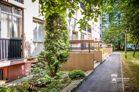 Megújult járdaszakaszokat adtak át a Köfém lakótelepen