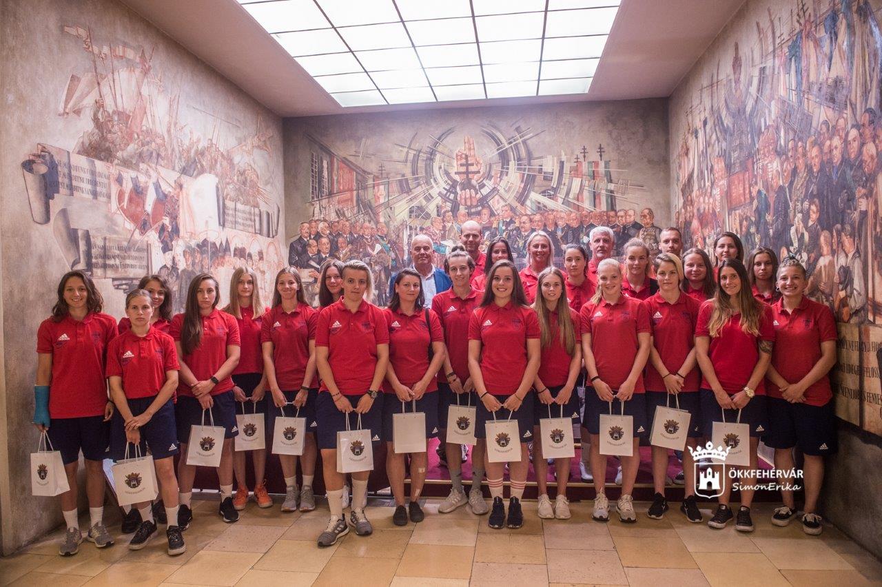 A Városházán fogadták a MOL Vidi FC női bajnokcsapatának játékosait és edzőit