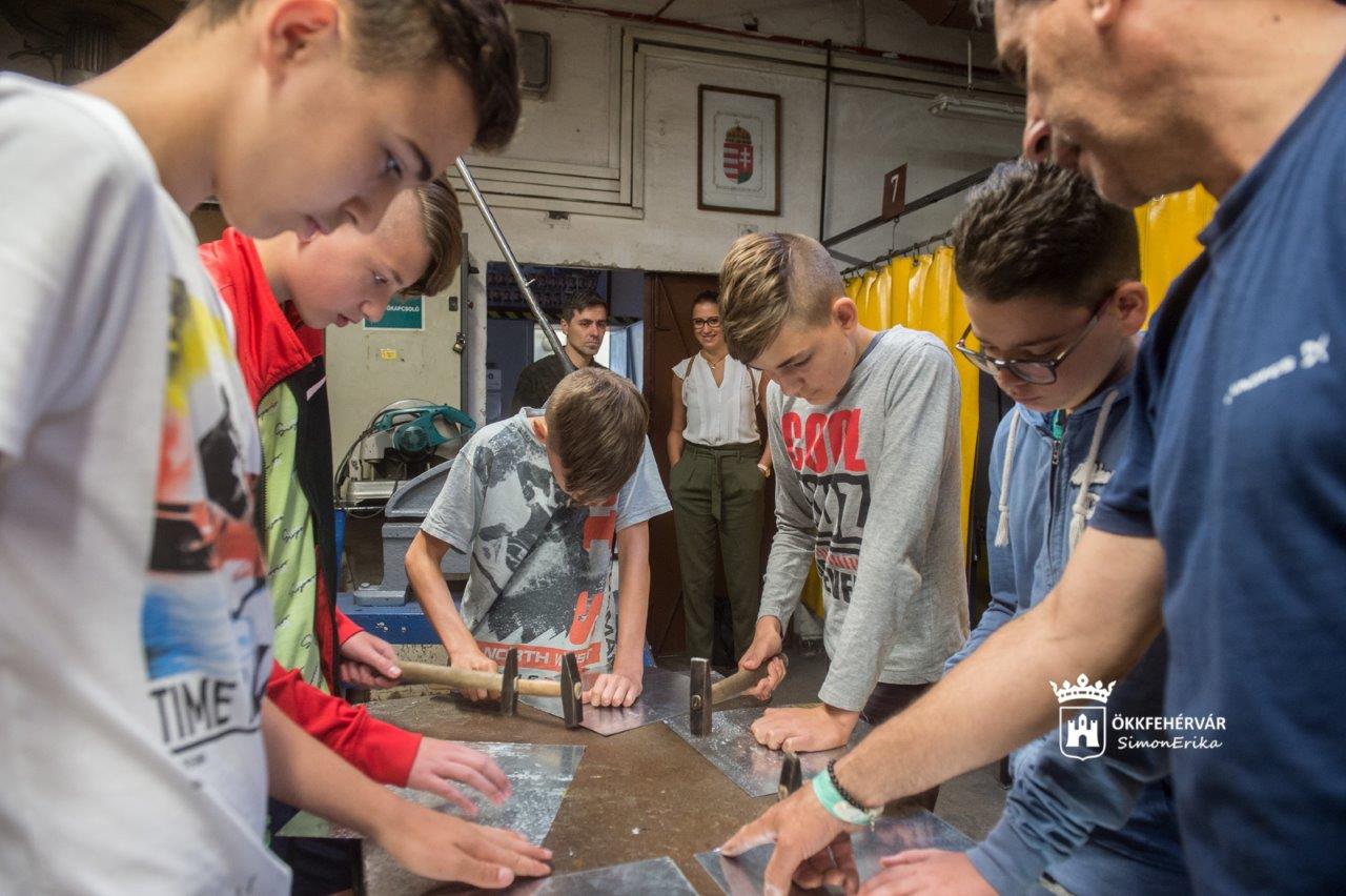 Lemezek, reszelők és fényezés - alumíniumipari tábor a Váciban