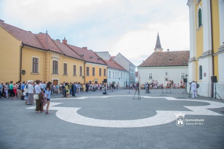 Épített örökségünk üzenete - felavatták a megújult Szent II. János Pál pápa teret