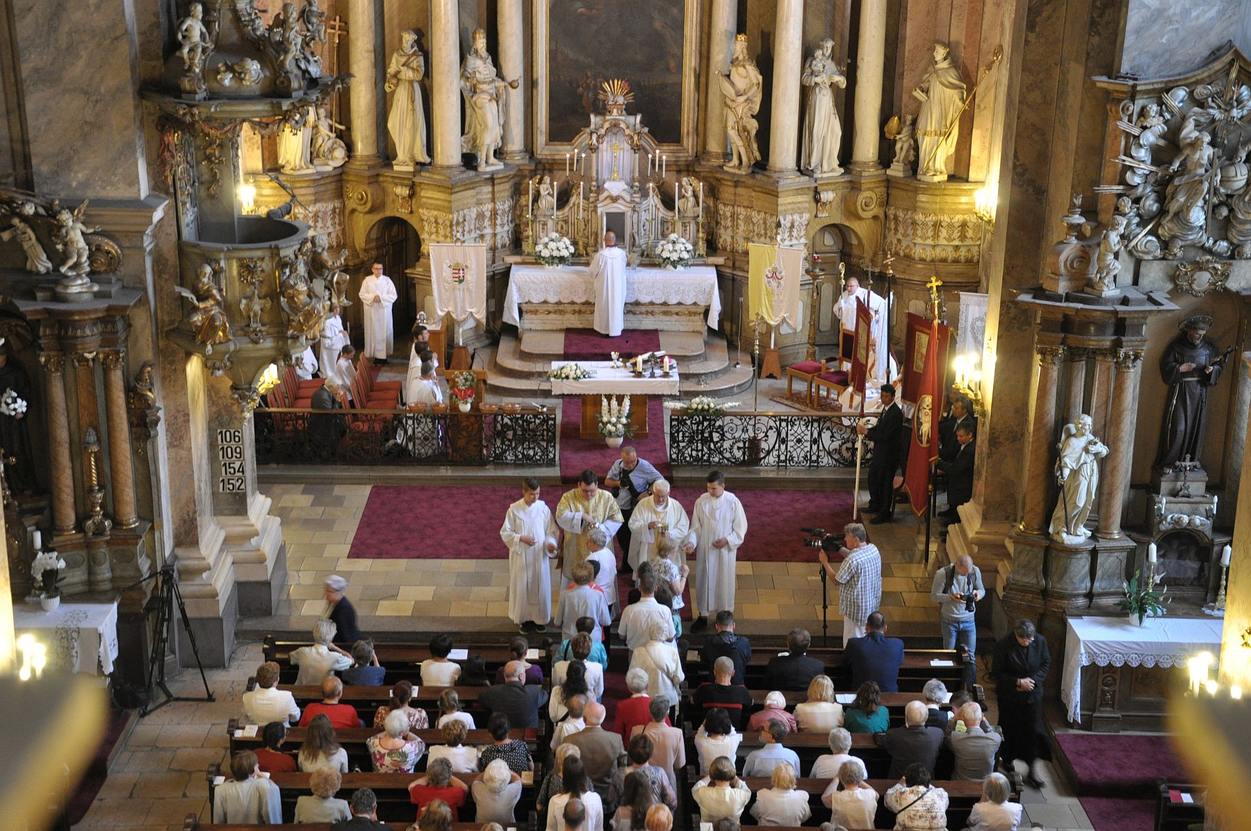Közös szentmisével és körmenettel ünnepelték úrnapját Székesfehérváron