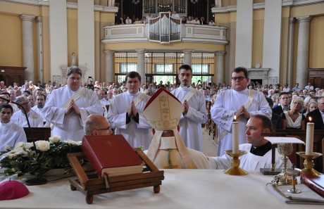 Papokat és diakónust szentelt Spányi Antal, püspök a Prohászka templomban