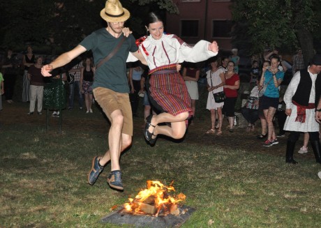 Tűzugrással és néptánccal ünnepelték Szent Iván éjszakáját a Prohászka ligetben