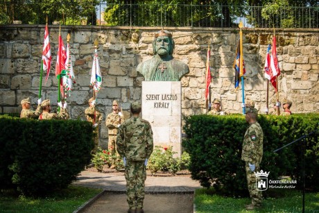 Névünnepén emlékeztek Szent László királyra mellszobránál, a Prohászka ligetben