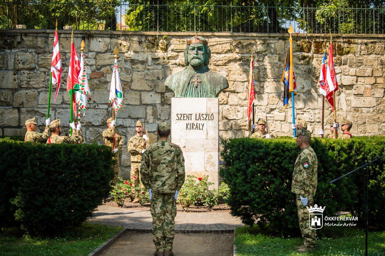 Névünnepén emlékeztek Szent László királyra mellszobránál, a Prohászka ligetben