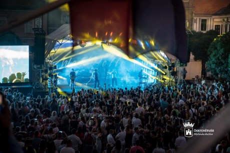 „Mi ezen a téren most itthon vagyunk” -  a Wellhello zenélt a Városi Banketten